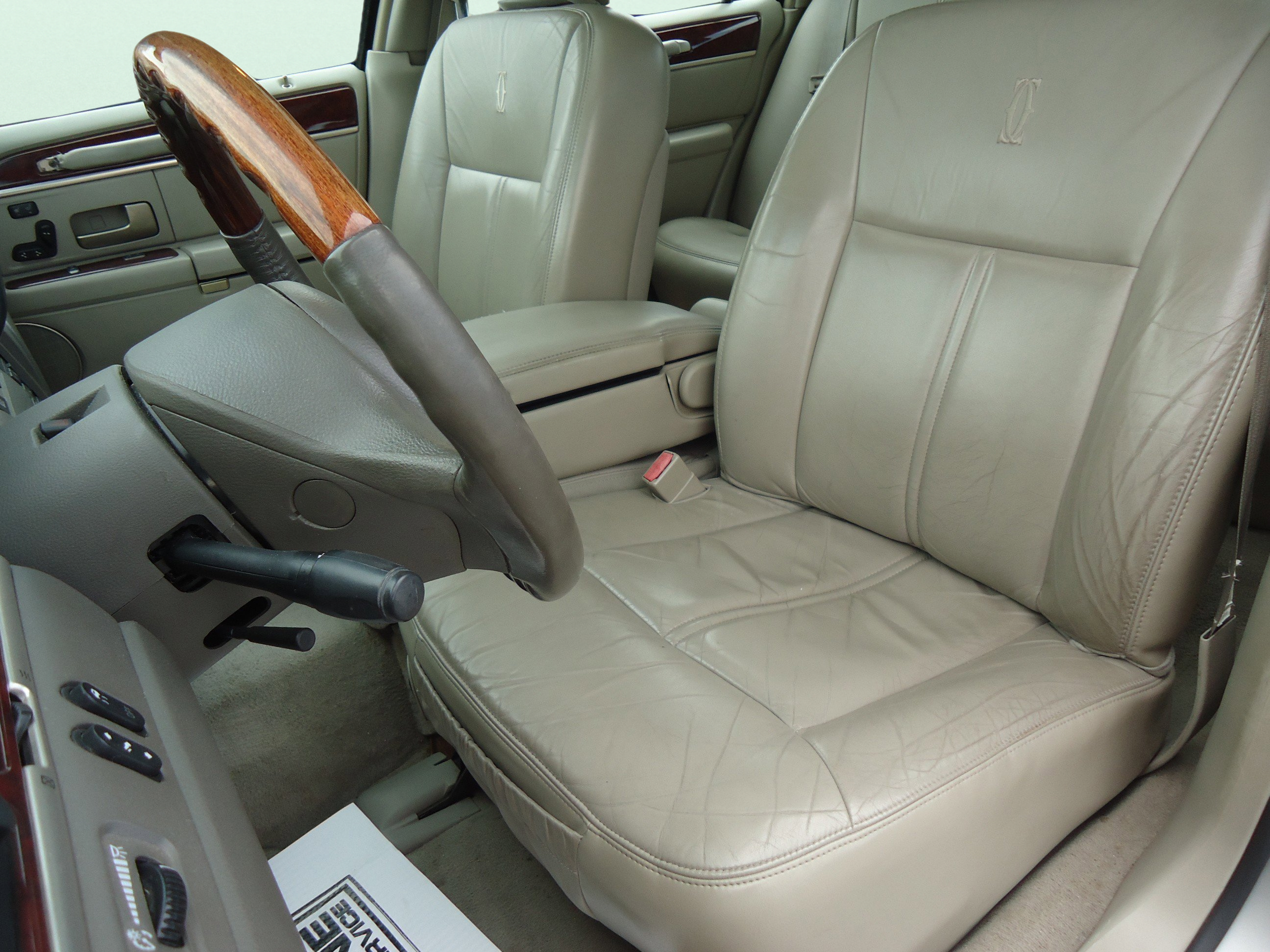 Used 2003 Lincoln Town Car Cartier RWD image 21