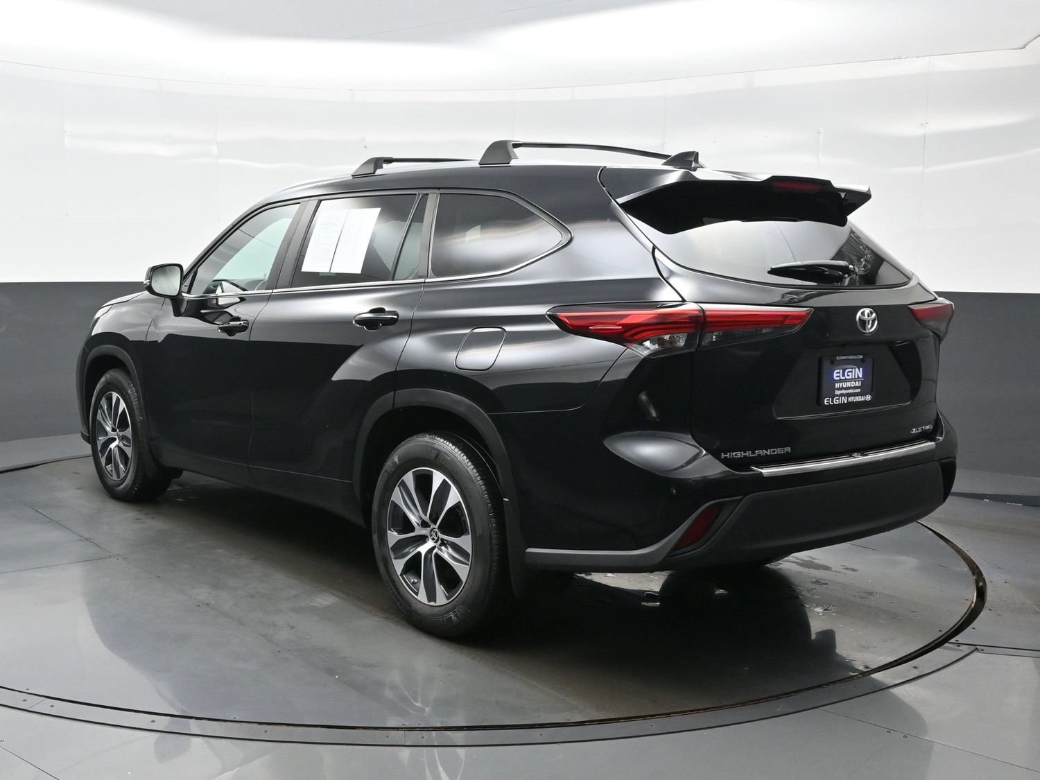 Used 2023 Toyota Highlander XLE AWD/4WD image 4