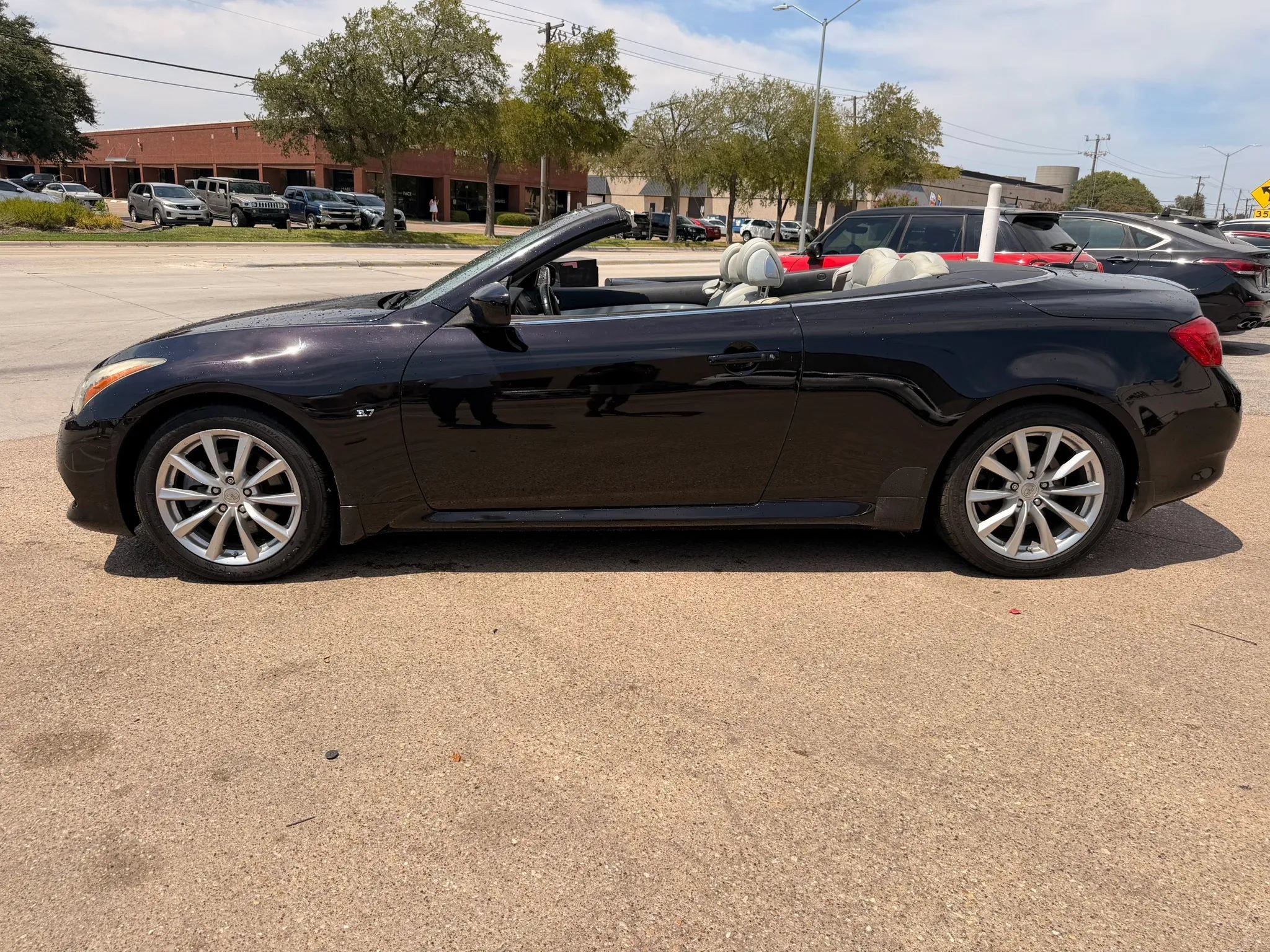 Used 2014 INFINITI Q60 Convertible w/ Premium Package RWD image 2