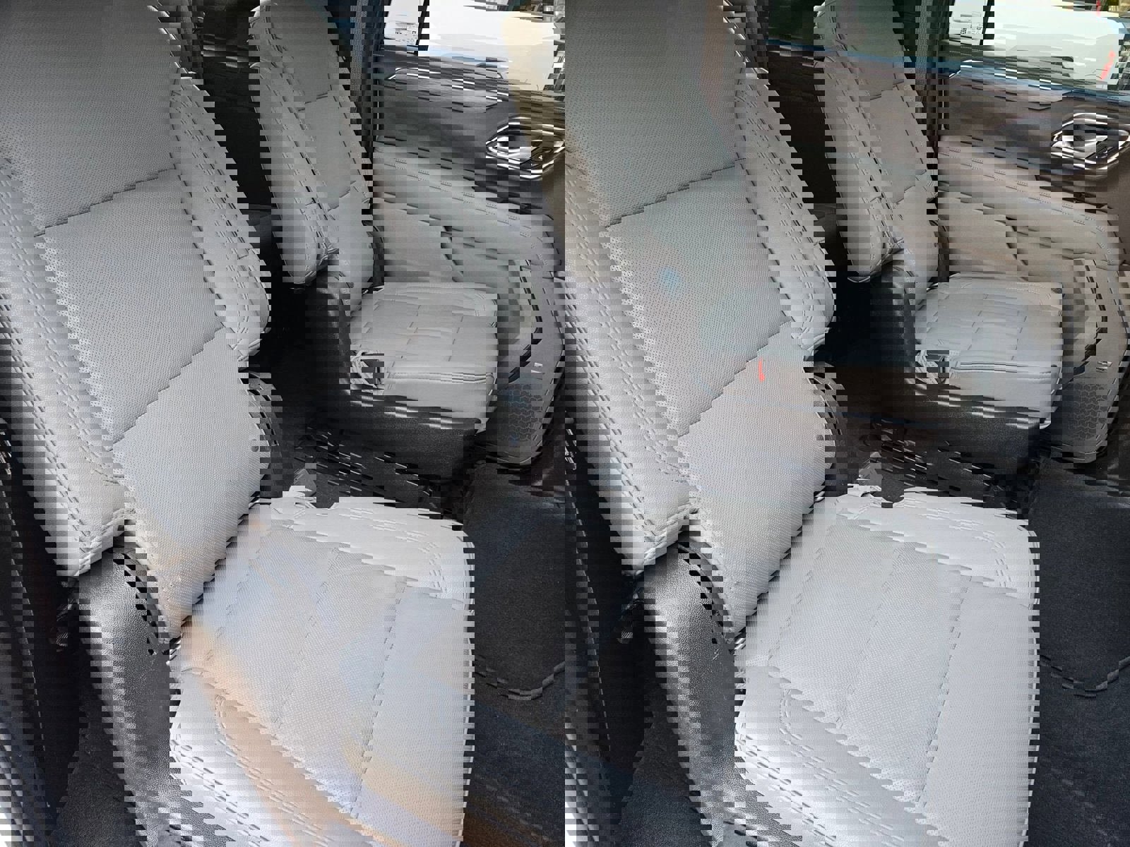 Used 2022 GMC Yukon XL SLT w/ SLT Premium Package image 28