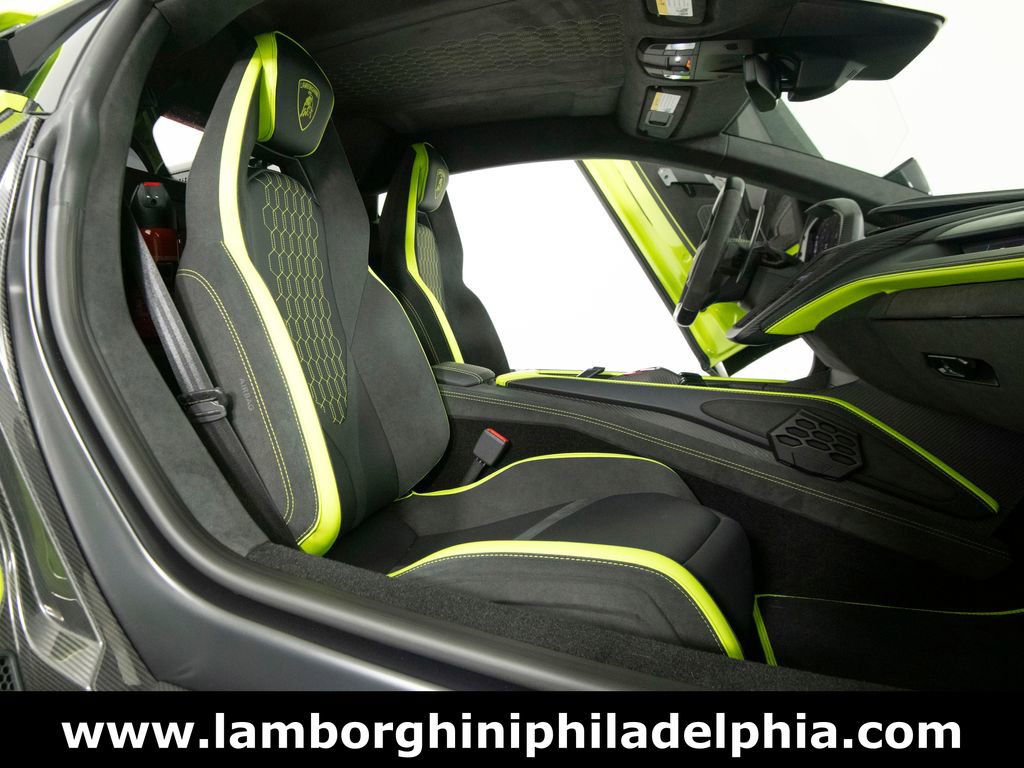 Used 2025 Lamborghini Revuelto image 40
