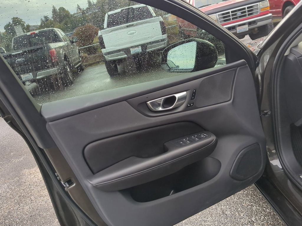 Used 2022 Volvo S60 B5 Momentum image 11