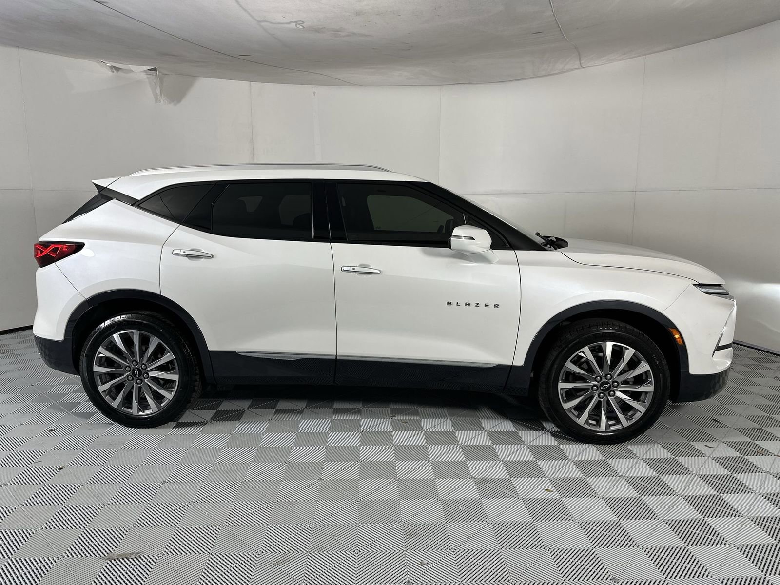 Used 2023 Chevrolet Blazer Premier FWD image 9
