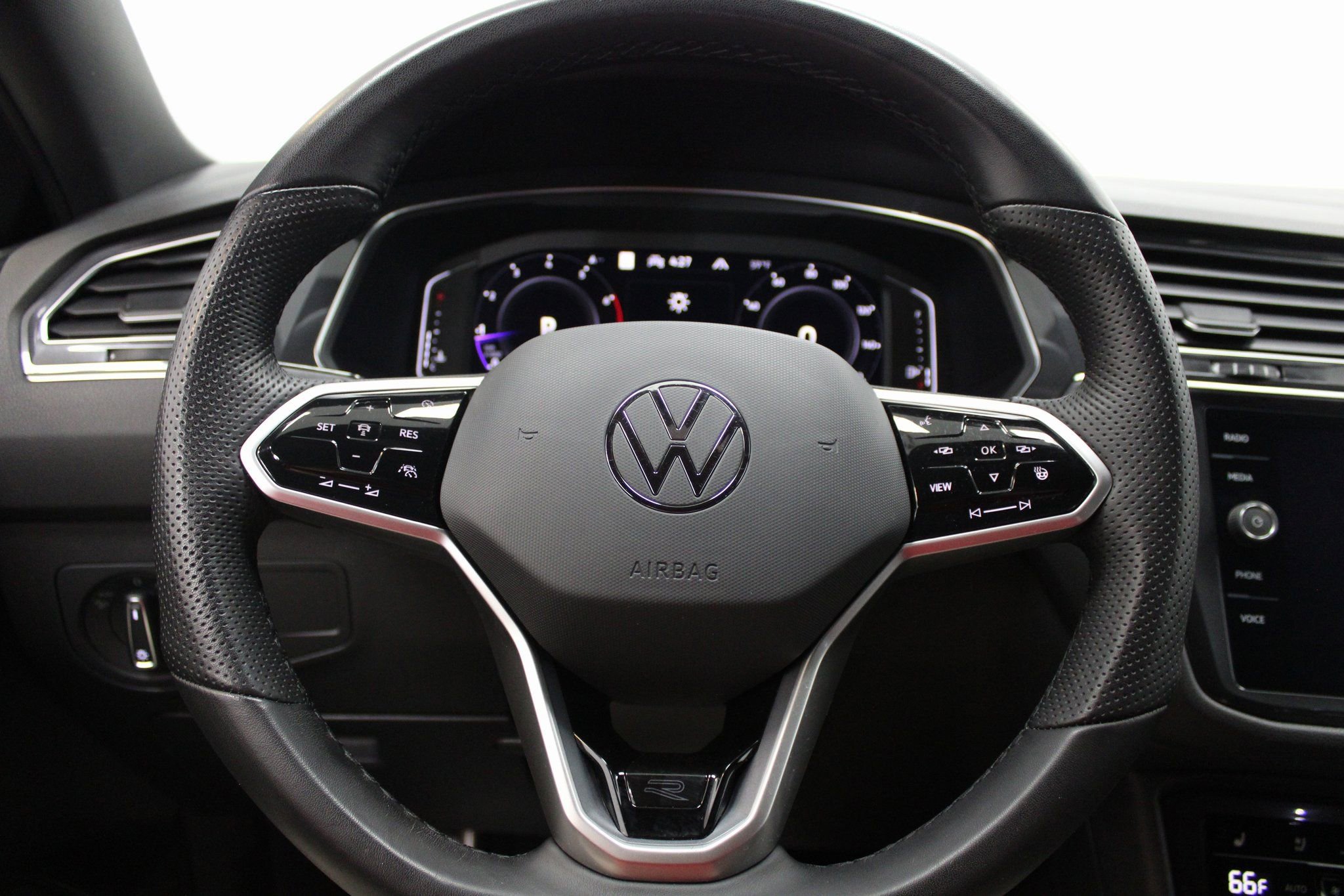 Used 2022 Volkswagen Tiguan SEL R-Line image 36