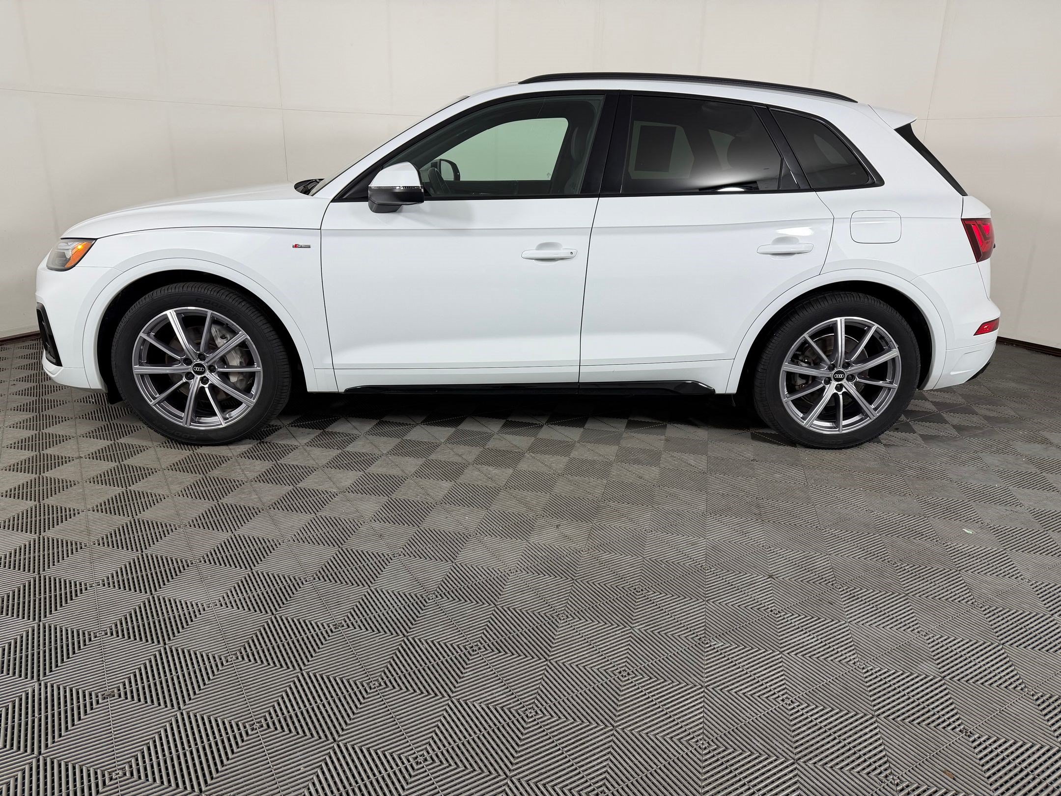 Used 2023 Audi Q5 e Premium Plus w/ Premium Plus Package AWD/4WD image 2