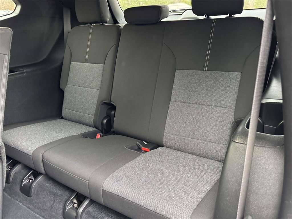 Used 2025 GMC Acadia Elevation image 17