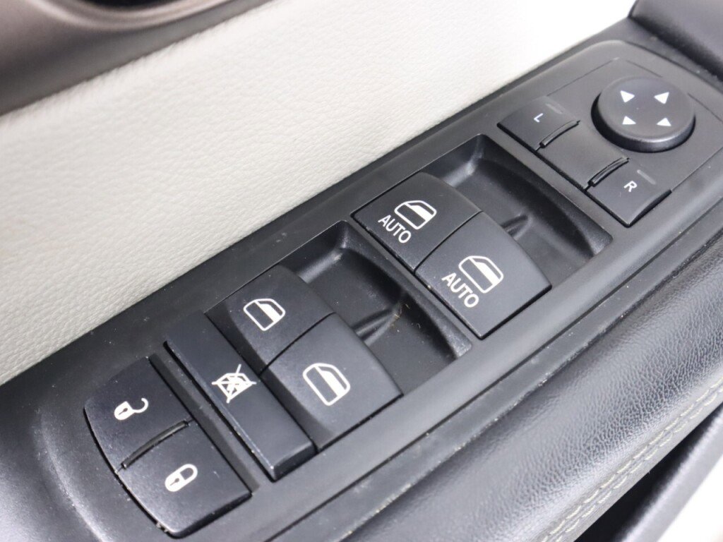 Used 2022 Chrysler Voyager LX image 24