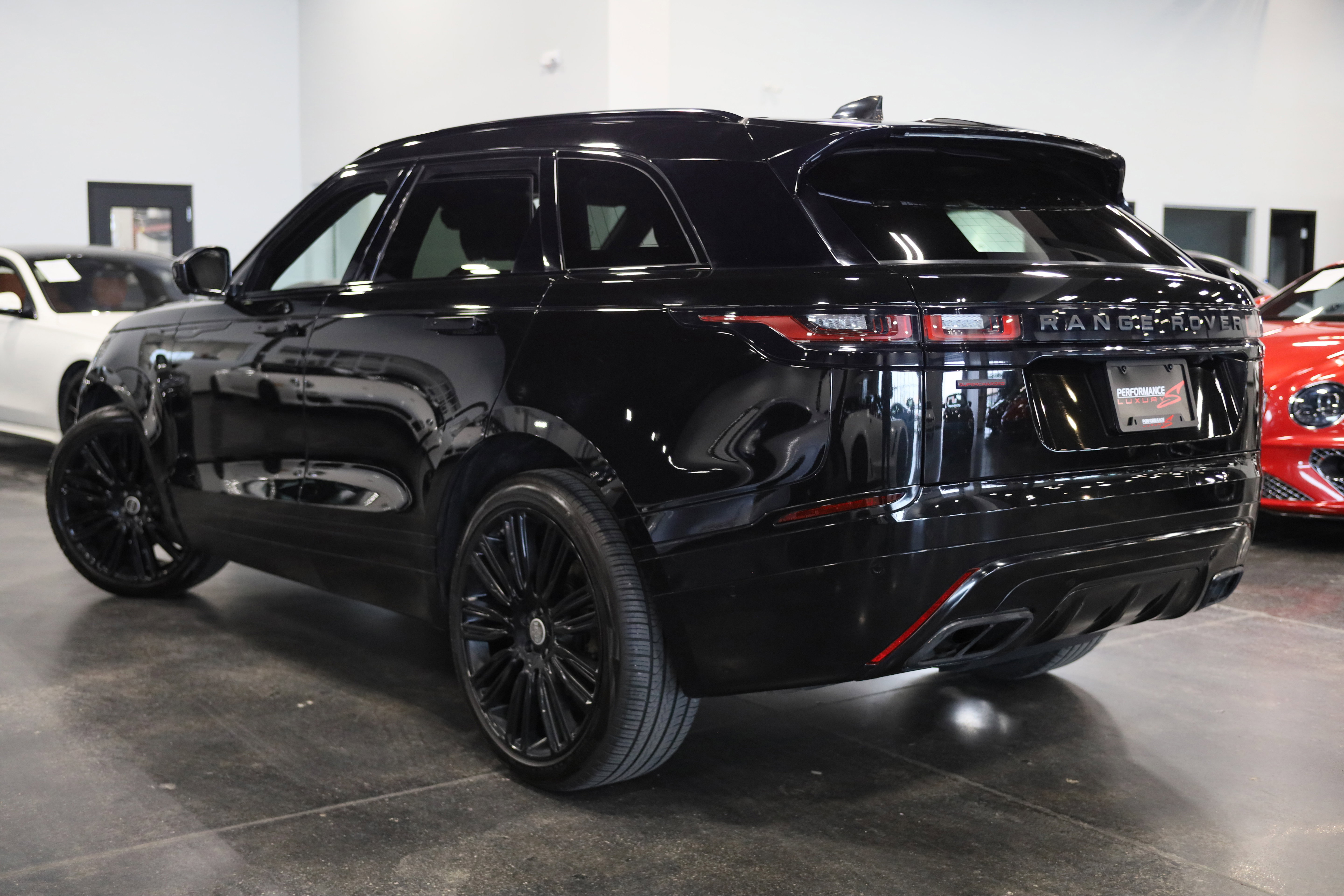 Used 2019 Land Rover Range Rover Velar R-Dynamic SE image 4