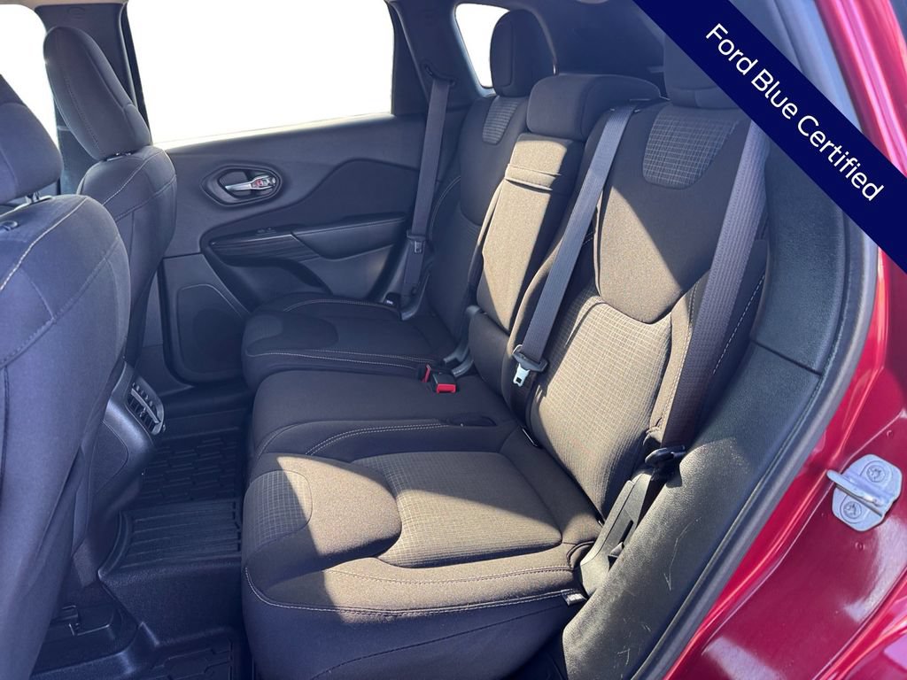 Used 2017 Jeep Cherokee Latitude w/ Comfort/Convenience Group FWD image 18