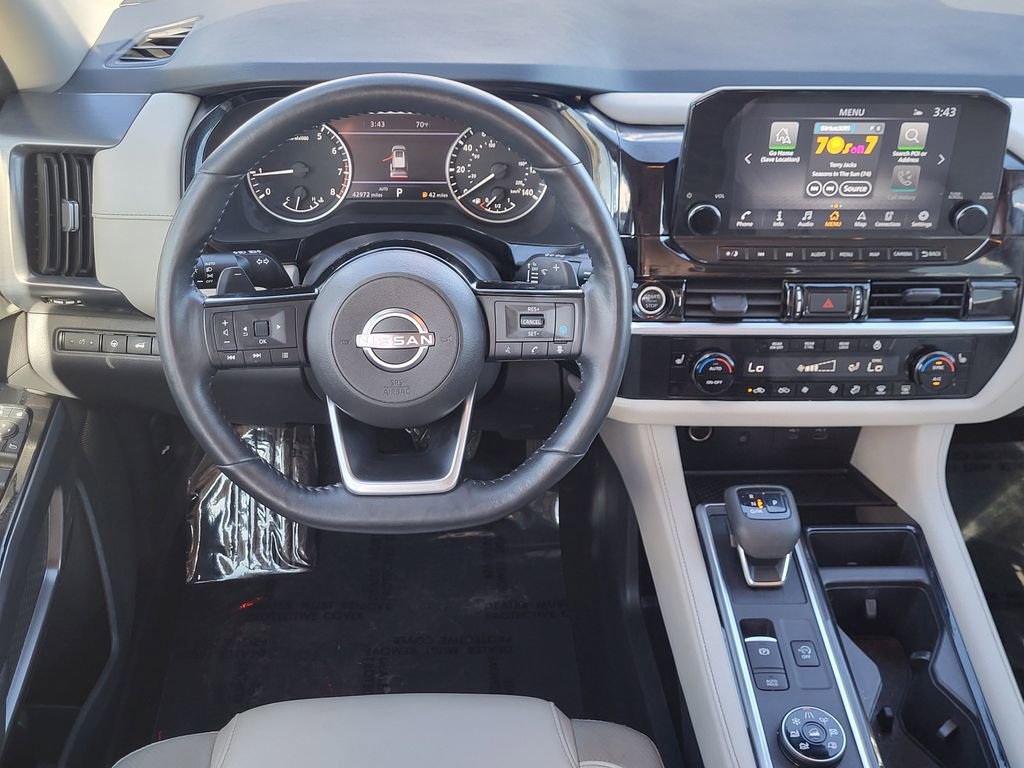 Used 2023 Nissan Pathfinder SL AWD/4WD image 3