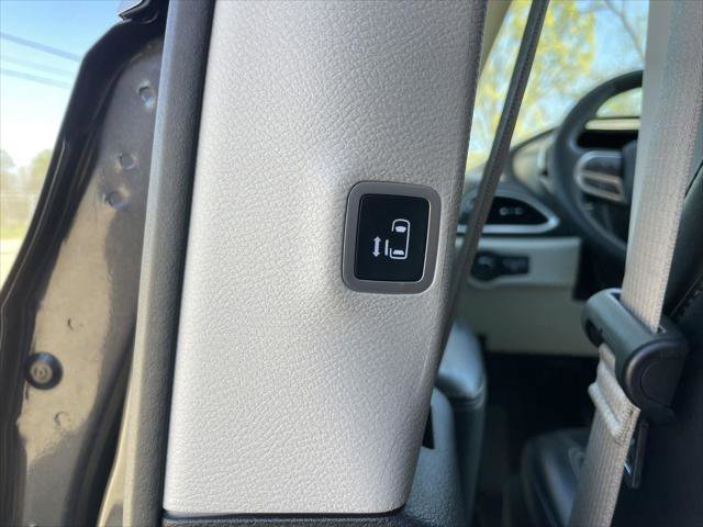 Used 2023 Chrysler Pacifica Touring-L FWD image 46
