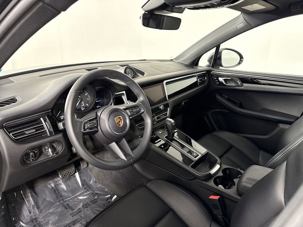 Certified 2024 Porsche Macan Turbo image 4