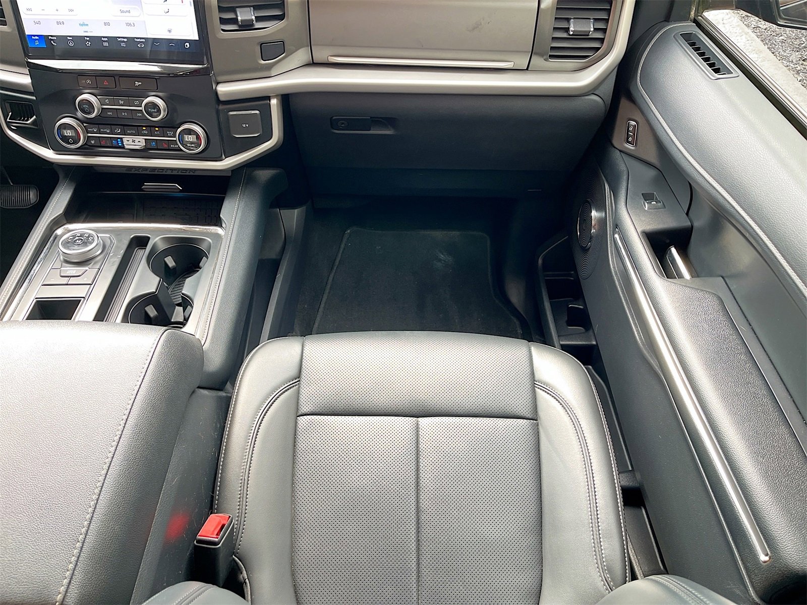 Used 2024 Ford Expedition XLT image 23