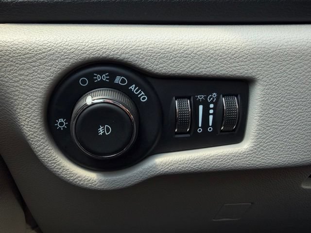 Used 2024 Chrysler Pacifica Touring-L FWD image 23