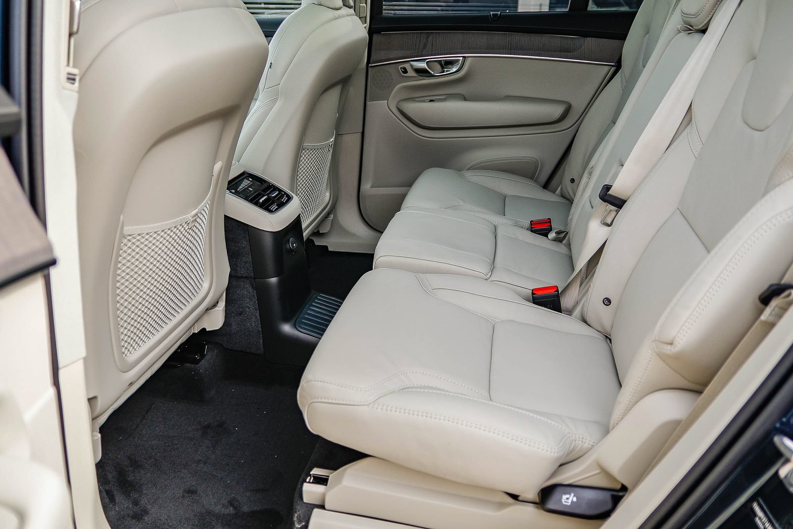 New 2026 Volvo XC90 T8 Ultra w/ Protection Package Premier AWD/4WD image 18