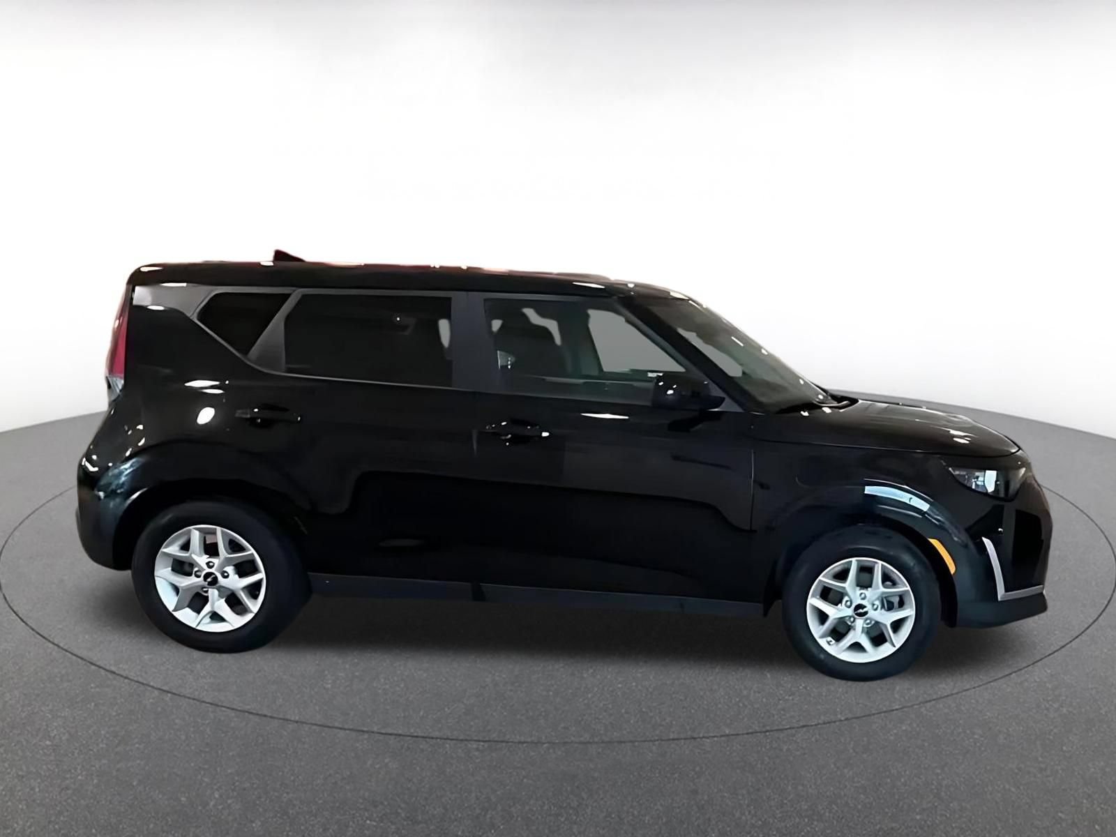 Used 2025 Kia Soul LX w/ LX Technology Package FWD image 10