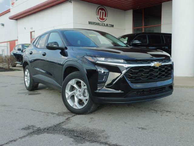 Used 2024 Chevrolet Trax LS w/ LS Convenience Package image 2