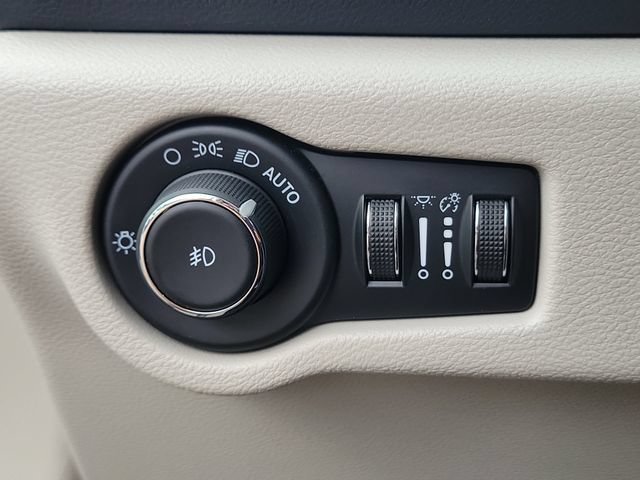 Used 2023 Chrysler Pacifica Touring-L FWD image 23