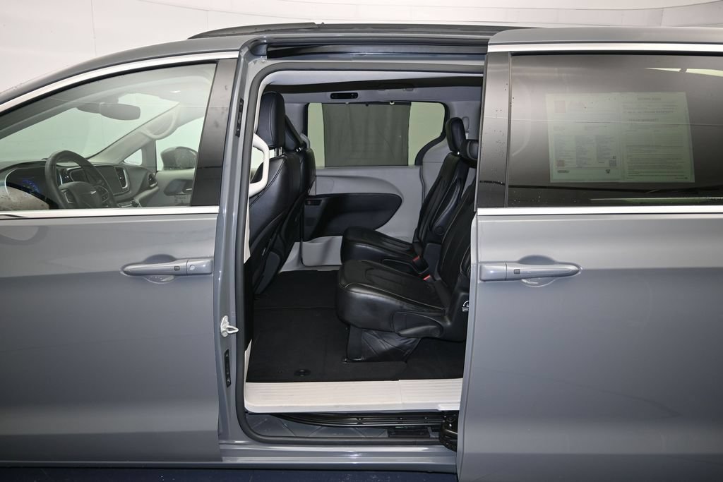 Used 2022 Chrysler Pacifica Touring-L FWD image 21