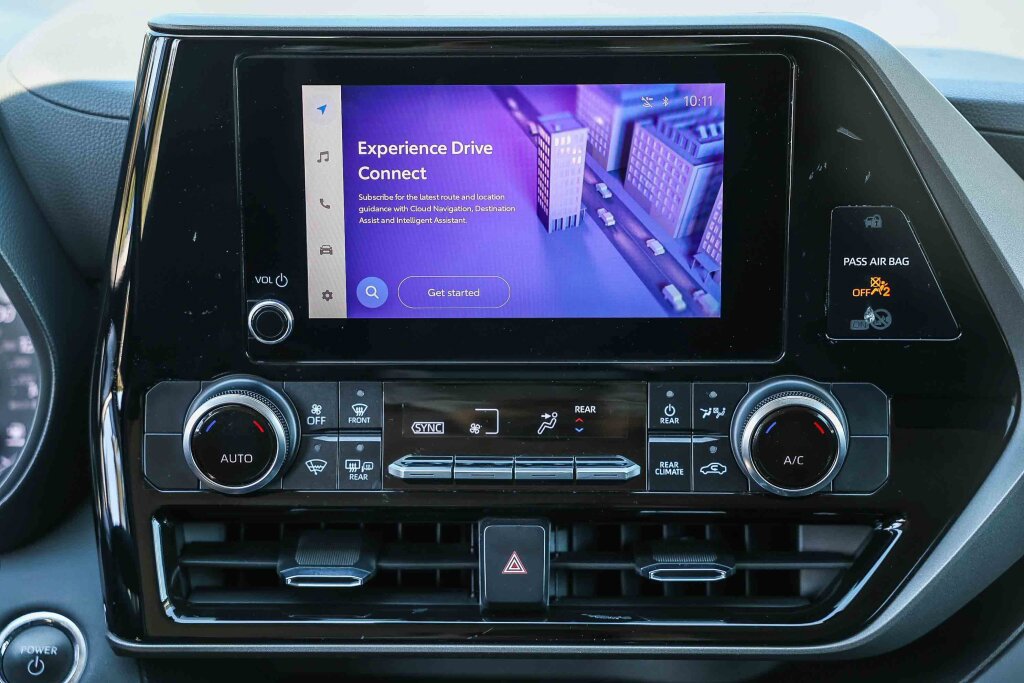 Used 2023 Toyota Highlander LE image 4