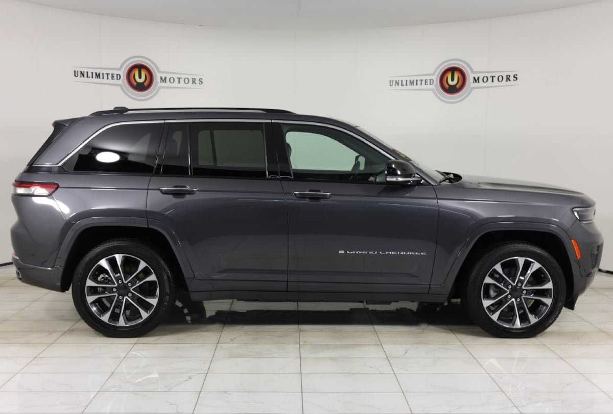 Used 2023 Jeep Grand Cherokee Overland w/ Luxury Tech Group IV AWD/4WD image 2