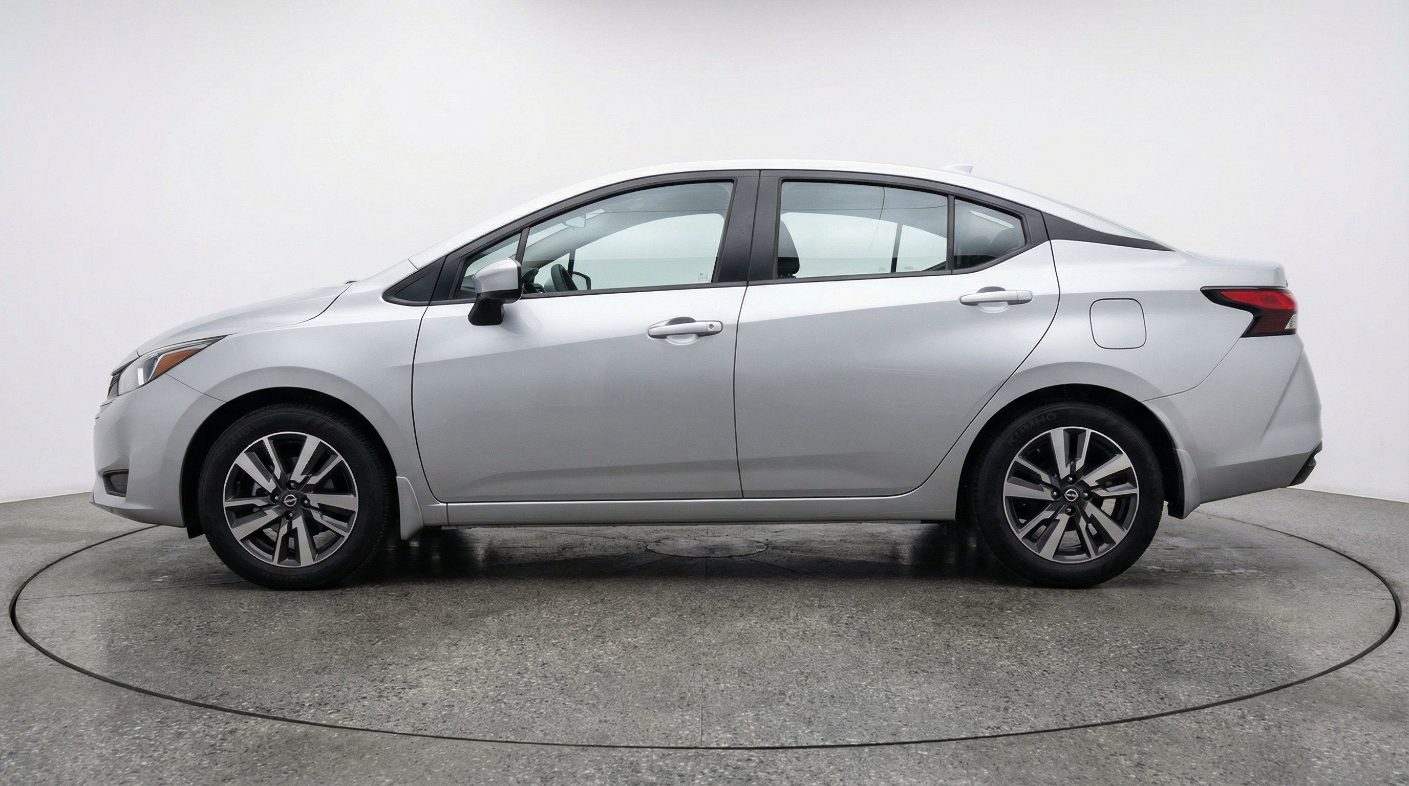 Used 2025 Nissan Versa SV FWD image 5