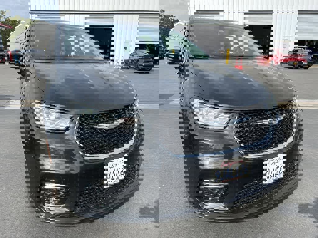 Used 2024 Chrysler Pacifica Select