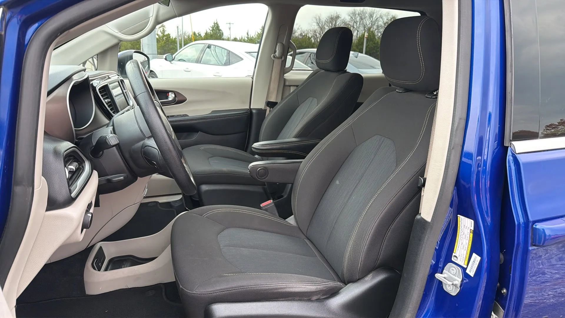 Used 2021 Chrysler Voyager LX image 10