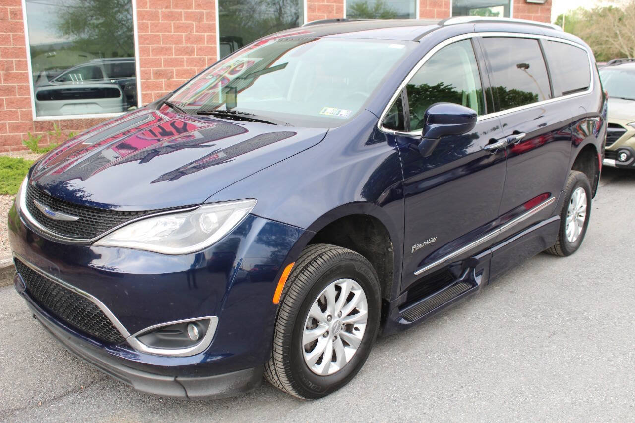 Used 2019 Chrysler Pacifica Touring-L FWD image 3