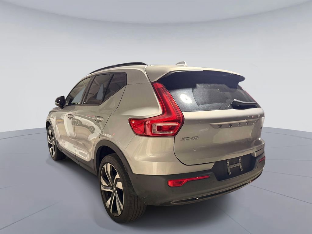 Used 2023 Volvo XC40 B5 Plus w/ Driver Assist Package AWD/4WD image 5