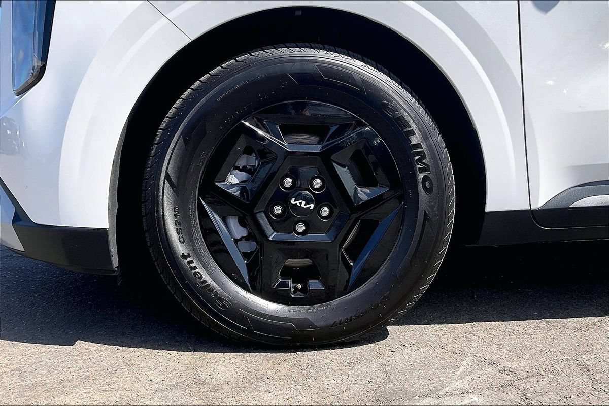 Used 2025 Kia Carnival FWD image 36