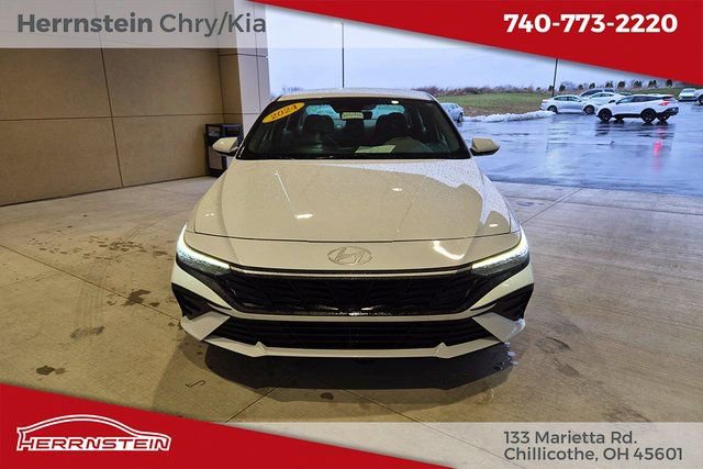 Used 2024 Hyundai Elantra SE image 2