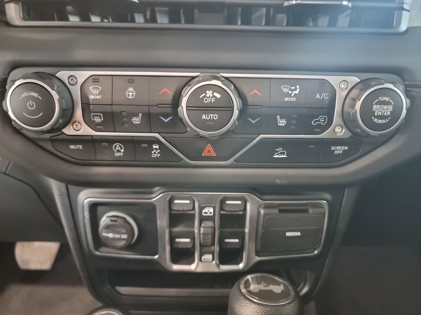 Used 2024 Jeep Wrangler Unlimited Sahara AWD/4WD image 22