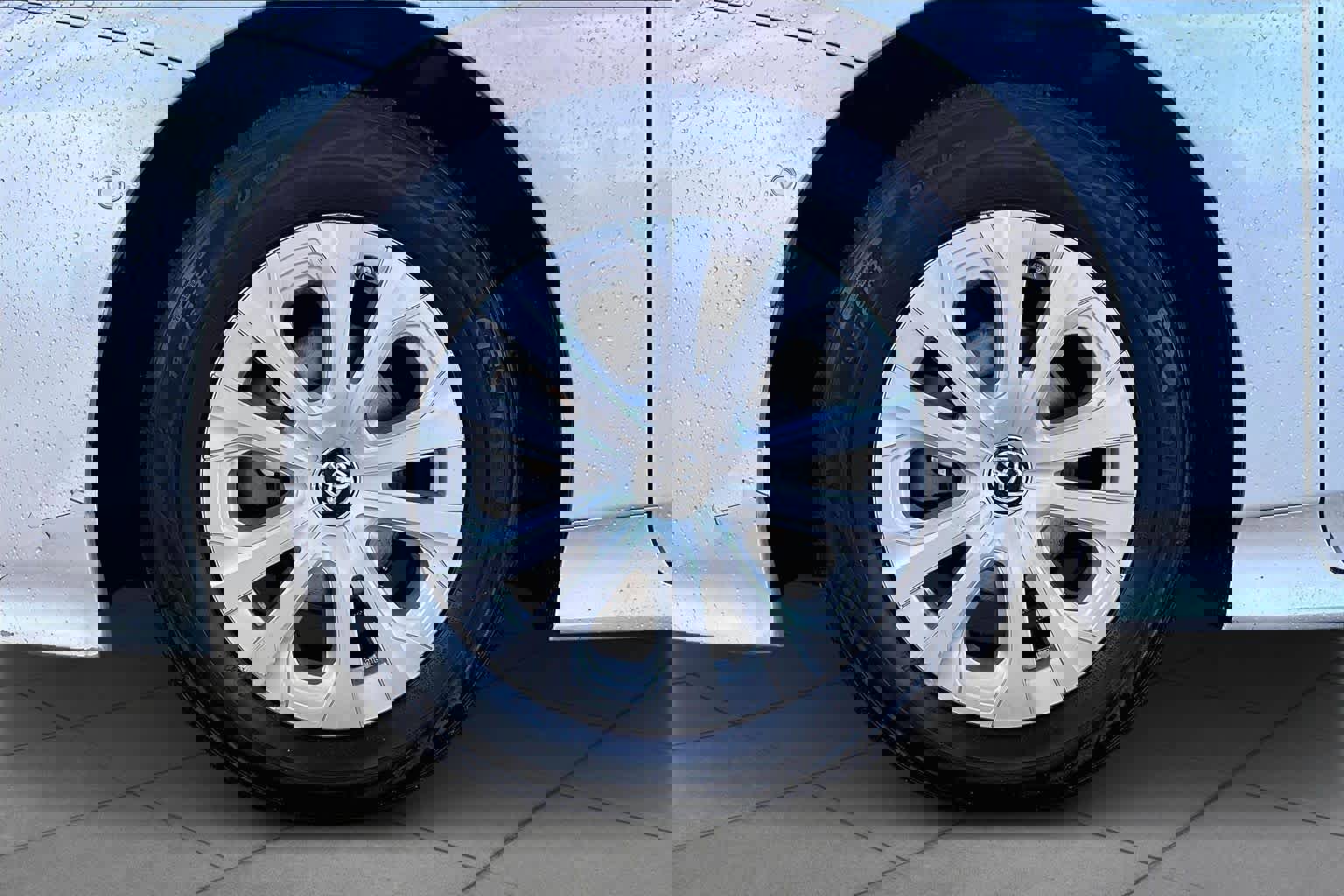 Used 2019 Toyota Prius LE w/ Carpet Mat Package image 10