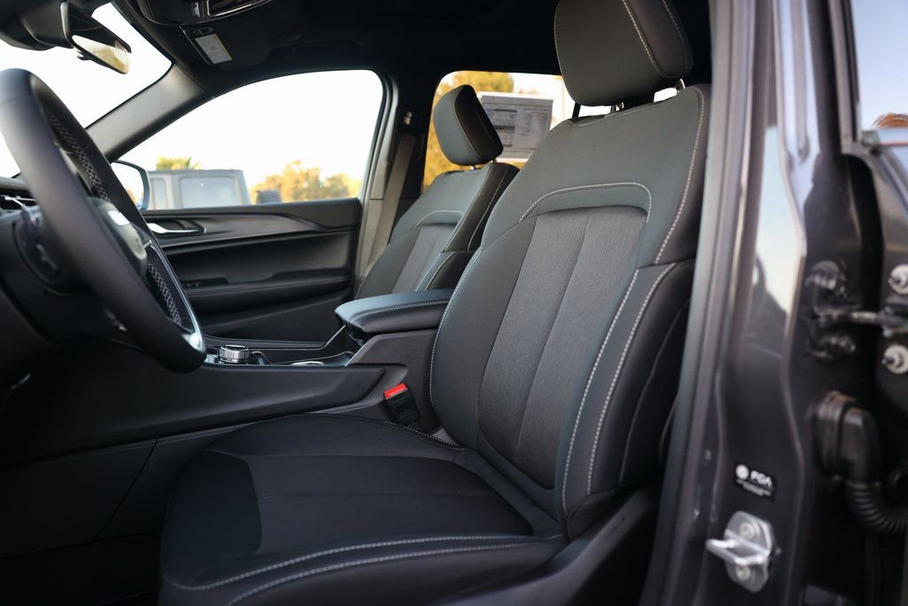 New 2025 Jeep Grand Cherokee Laredo X w/ Trailer Tow Package image 19