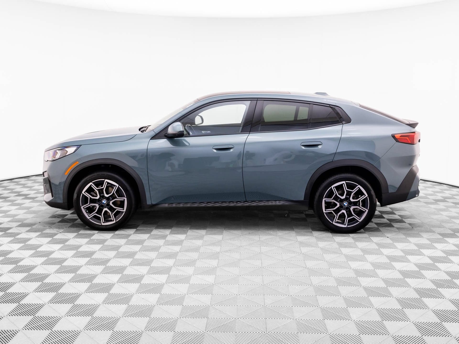 Certified 2025 BMW X2 xDrive28i AWD/4WD image 2