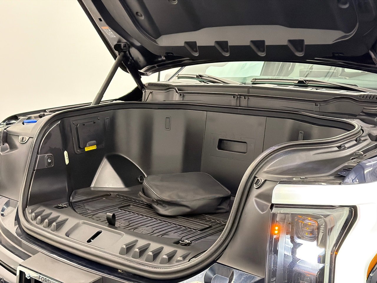 Used 2023 Ford F150 Lightning Platinum image 15