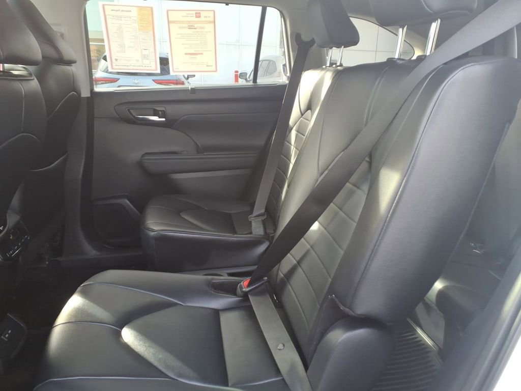 Certified 2024 Toyota Highlander XLE image 25
