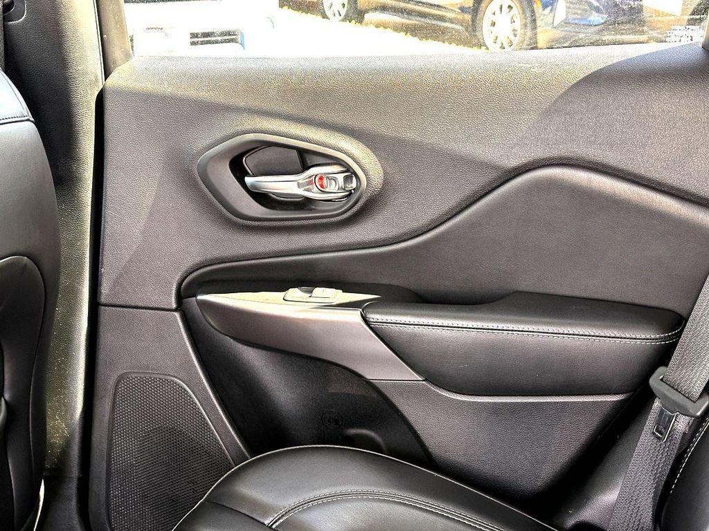 Used 2019 Jeep Cherokee Latitude Plus image 21