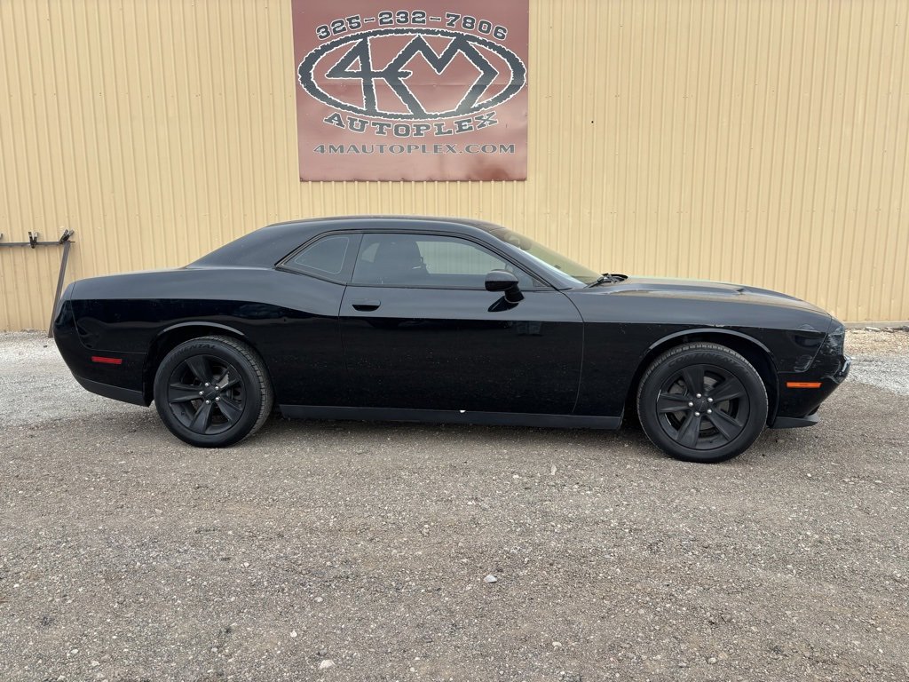 Used 2017 Dodge Challenger SXT image 8