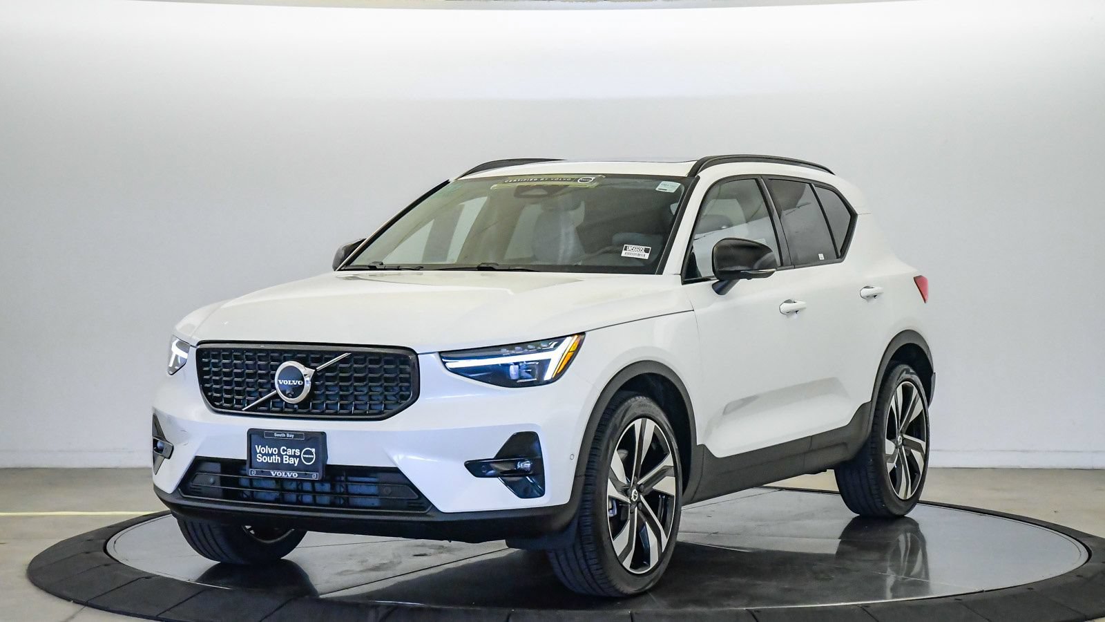 Certified 2026 Volvo XC40 B5 Ultra w/ Climate Package AWD/4WD image 2