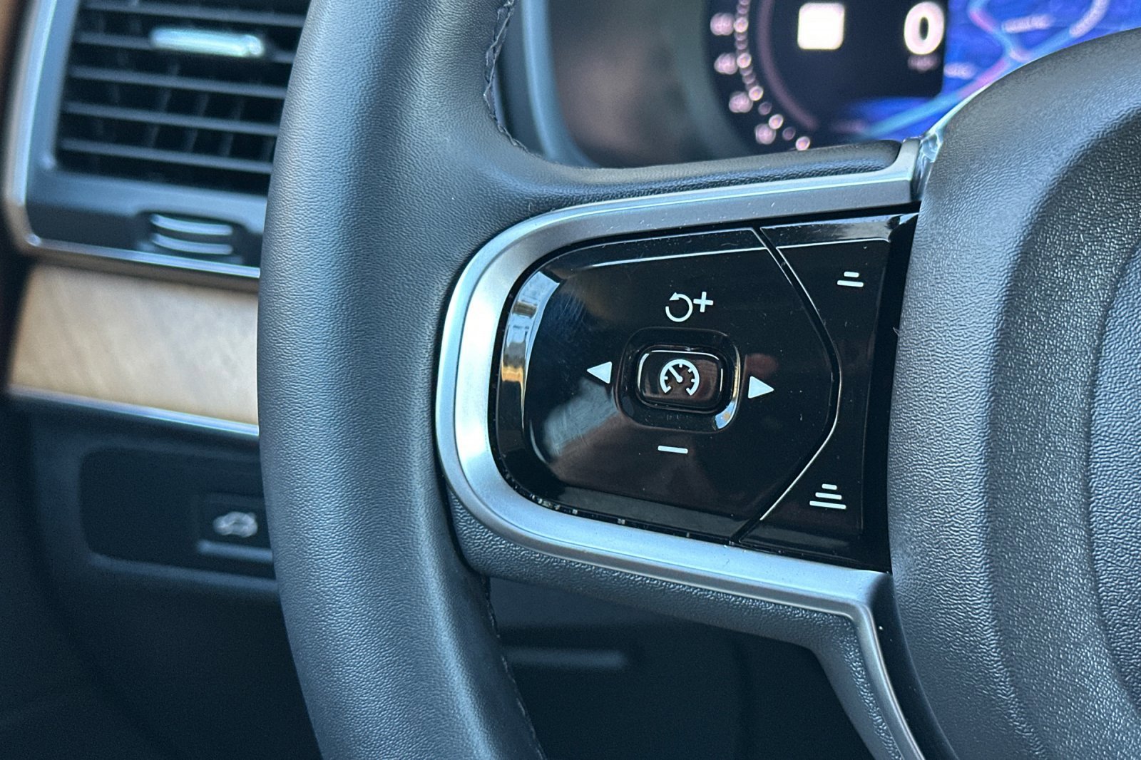 Certified 2024 Volvo XC90 T8 Core w/ Protection Package Premier image 28