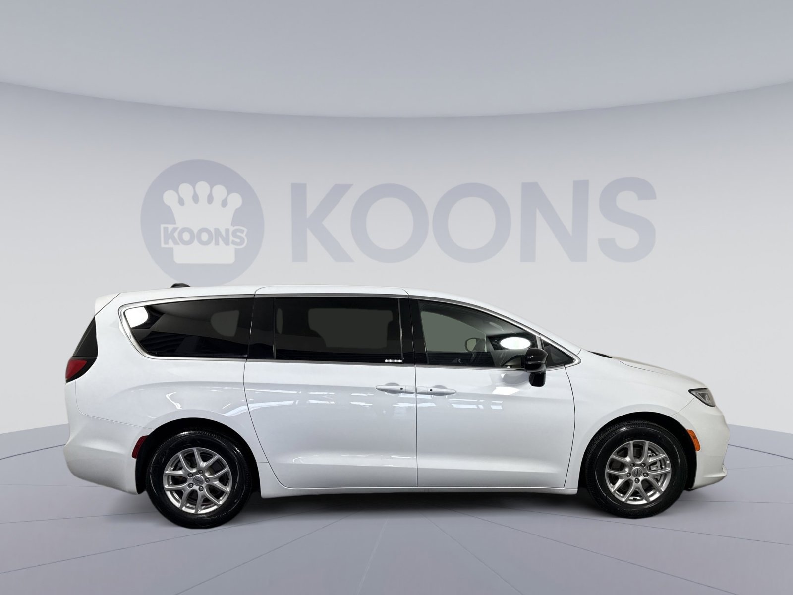 Used 2025 Chrysler Pacifica Select image 8