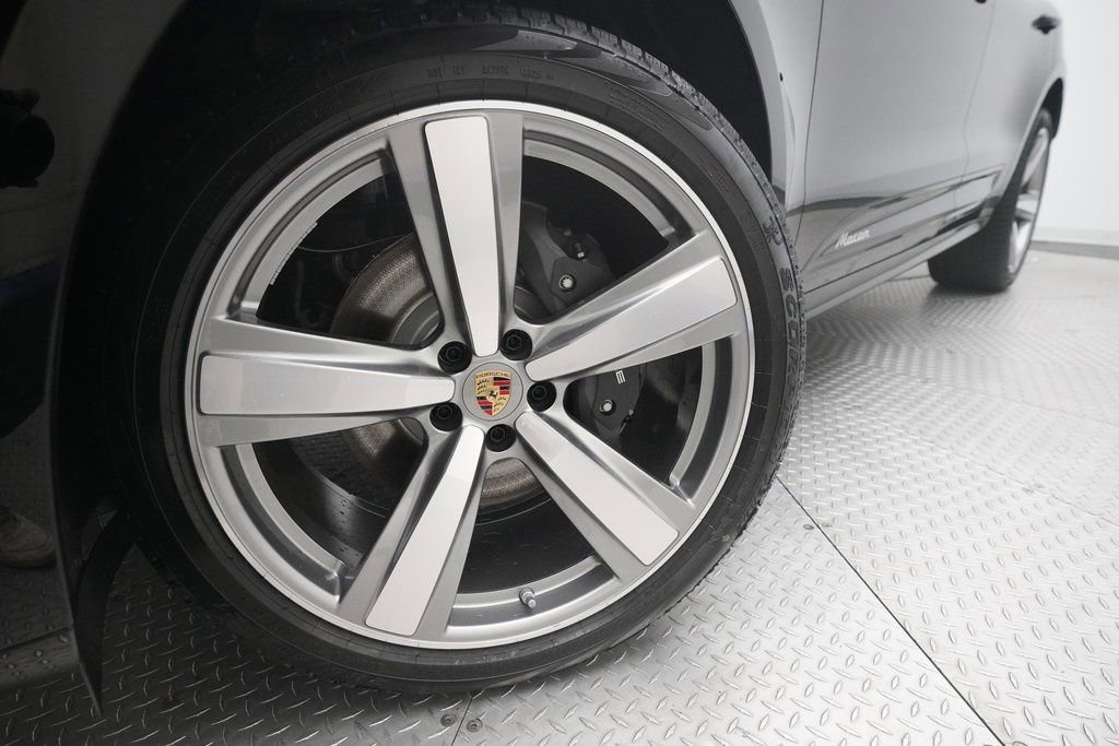 Certified 2026 Porsche Macan image 9