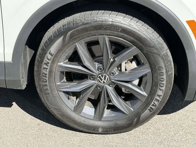 Certified 2023 Volkswagen Tiguan SE FWD image 9