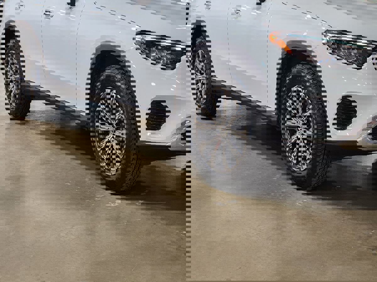 Used 2025 Mercedes-Benz GLC 300 4MATIC image 16