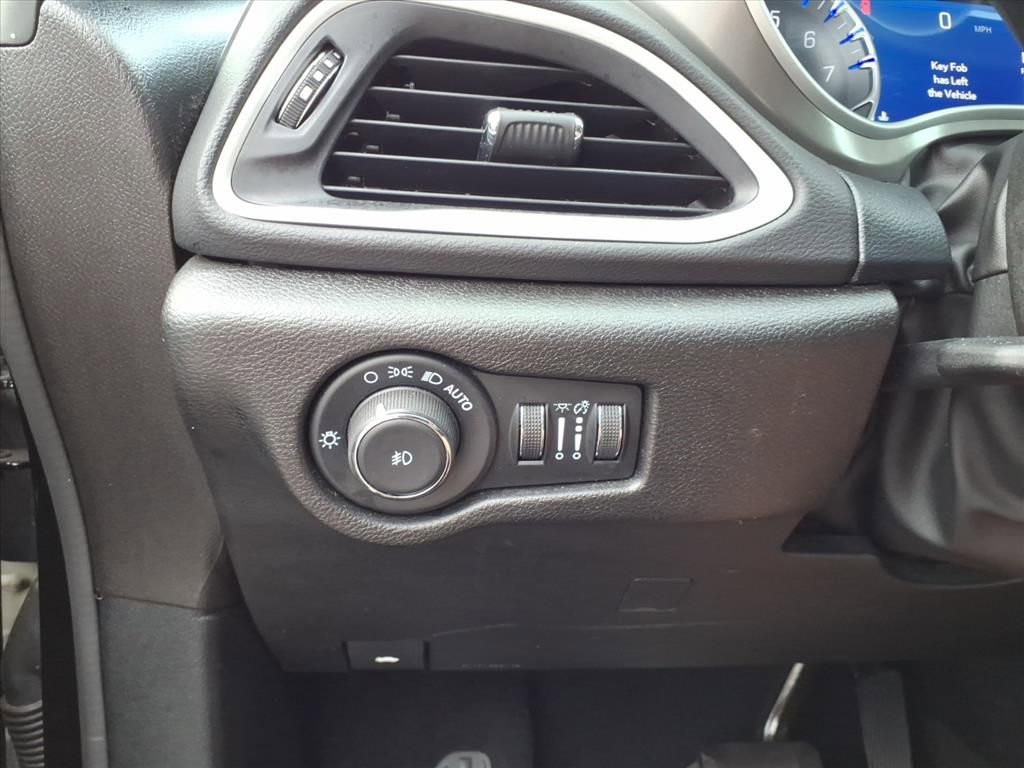 Certified 2025 Chrysler Pacifica Select FWD image 13