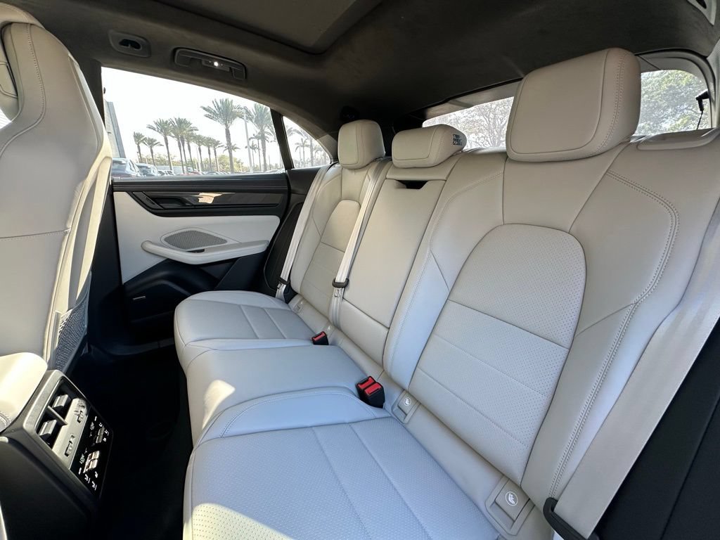 Used 2026 Porsche Macan Turbo Electric AWD/4WD image 38