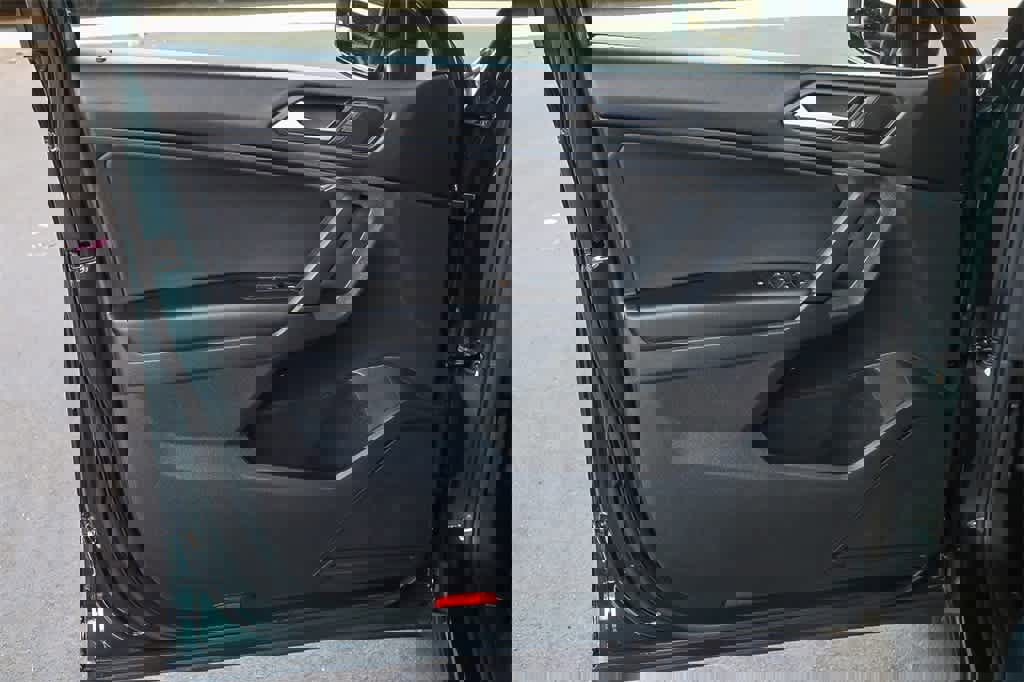 Used 2019 Volkswagen Tiguan SE w/ Panoramic Sunroof Package image 23