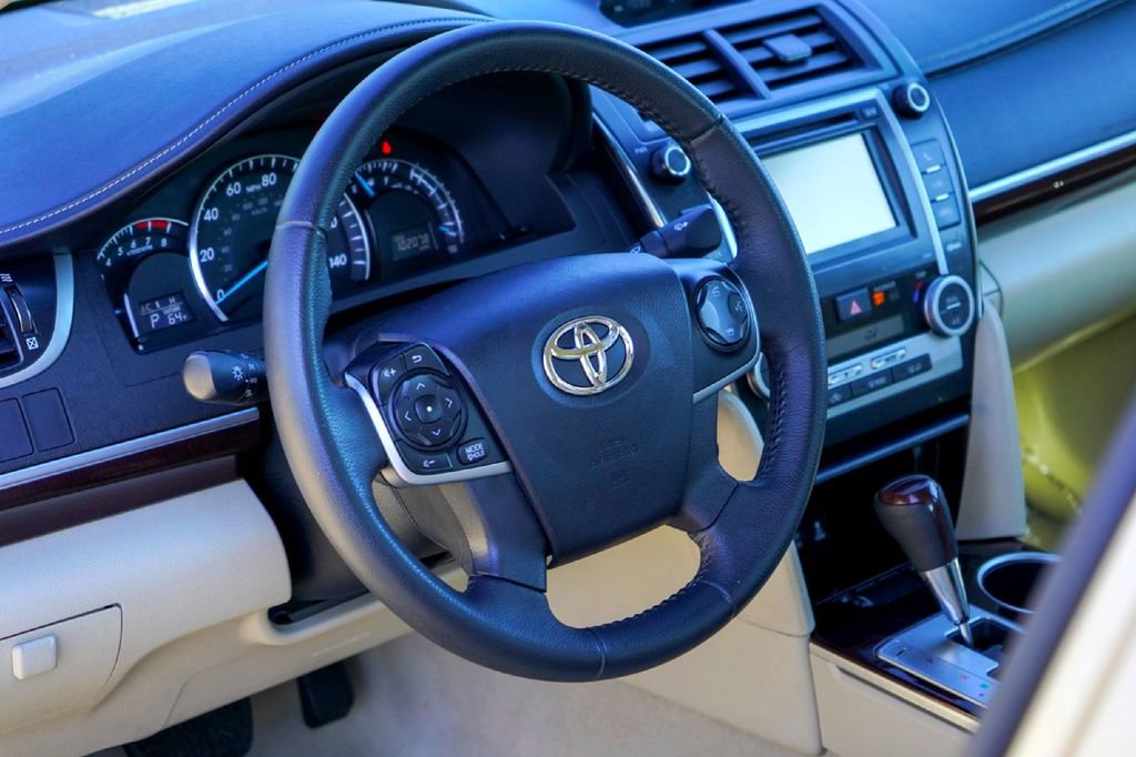 Used 2012 Toyota Camry XLE w/ Leather Pkg image 9